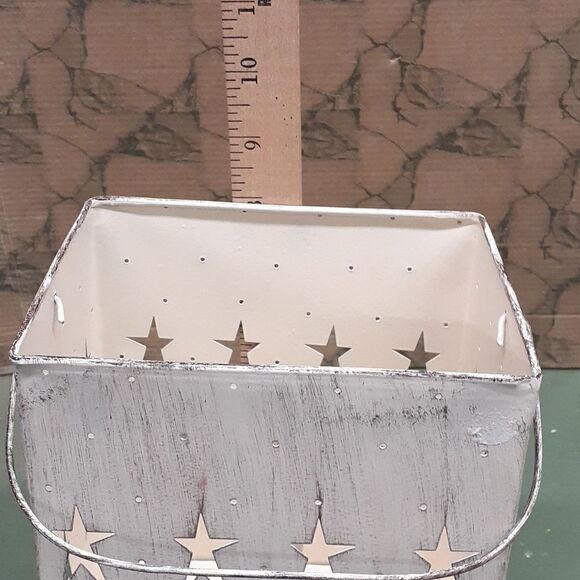 Distressed Lantern of stars with a primitive wreath of greenery. - Picture 7 of 7